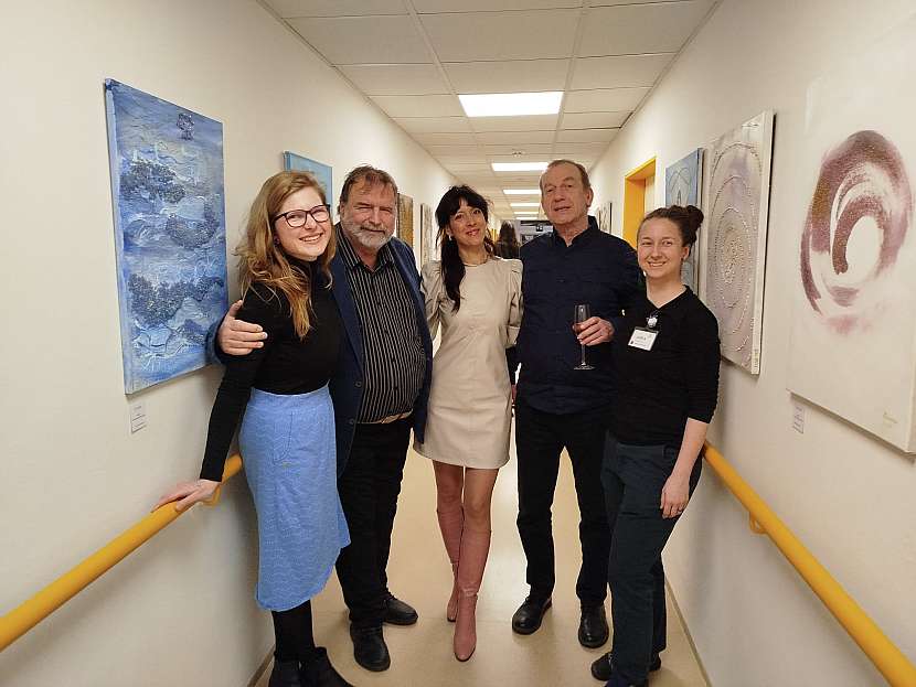 Výstava „Umění pomáhá“ je přístupná každý den v galerii na chodbě Domova pro seniory na Chodově a potrvá až do 30. dubna