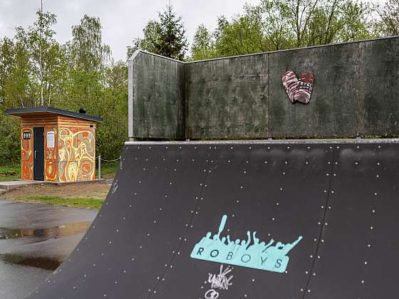 otevřít: Ve skate parku v Rokycanech proběhla první česká instalace veřejných kompostovacích toalet BIOCULTUS Public