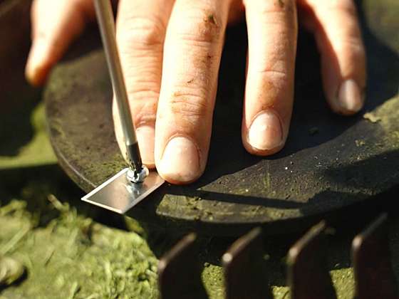 Jak vyměnit nože robotické sekačky