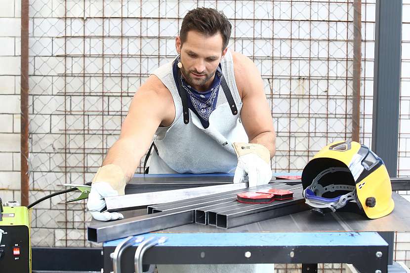 Míra svařuje jekl pro vytvoření konstrukce stolu