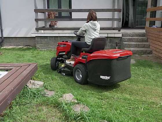 Po ukončené sezóně na zahradě dejte zahradní traktůrek do servisu