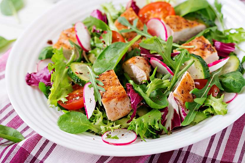 Připravte si jarní salát s kuřecím steakem a čerstvou zeleninou (Zdroj: Shutterstock)