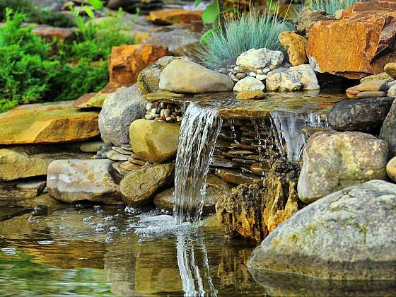 Relaxační zahrady s potůčky a vodopády