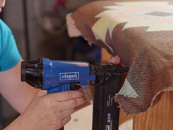 Čalouněná rustikální stolička