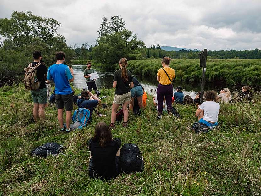 Lukáš Linhart ze Správy Národního parku Šumava provází dobrovolníky z devíti zemí EU