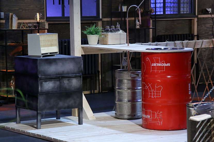 Starý sud nevyhazujte, použijte ho jako základ barového stolku