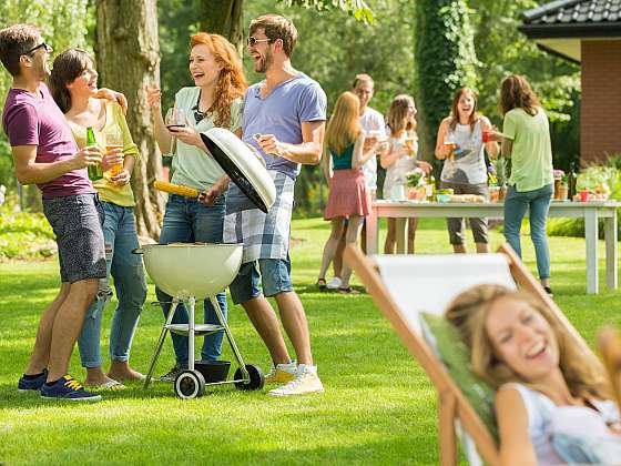 Dokonalá garden párty se neobejde bez udržovaného trávníku. 5 tipů jak na to