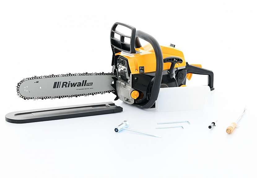 Riwall PRO RPCS 5140 SET je robustní motorová pila s benzinovým motorem 