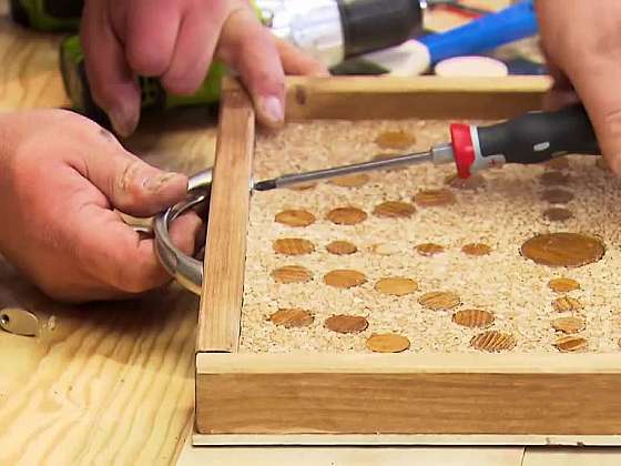 Dřevěný tác může sloužit i jako hrací deska. Vyrobte si ho.