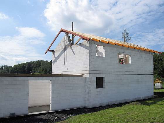 Pozemek, projekt, materiály, technologie. Manuál pro stavbu pomůže s cestou k bydlení