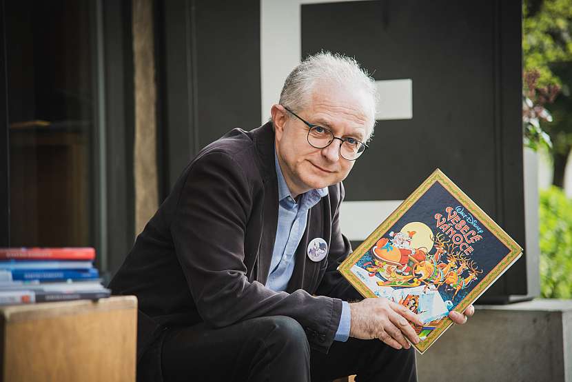 Ondřej Muller, programový ředitel dětské literatury Albatros Media, s knížkou Veselé Vánoce, která u nás vyšla v roce 1990 jako první od Disney