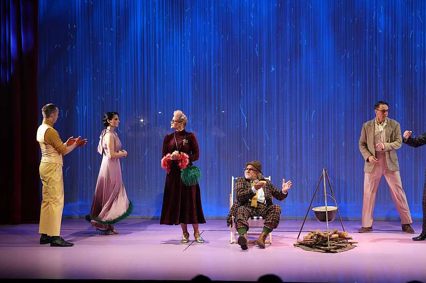Saturnin v muzikálové podobě přináší na jeviště svěží, nespoutanou adaptaci kultovního humoristického románu Zdeňka Jirotky