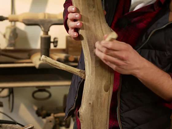Jak si vyrobit praktický držák na hrnečky z obyčejné větve