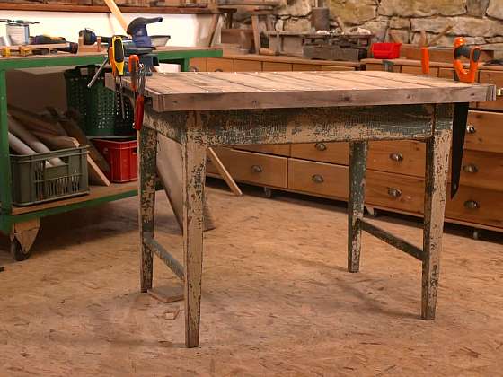 Jak vyrobit ze starého stolu pracovní ponk