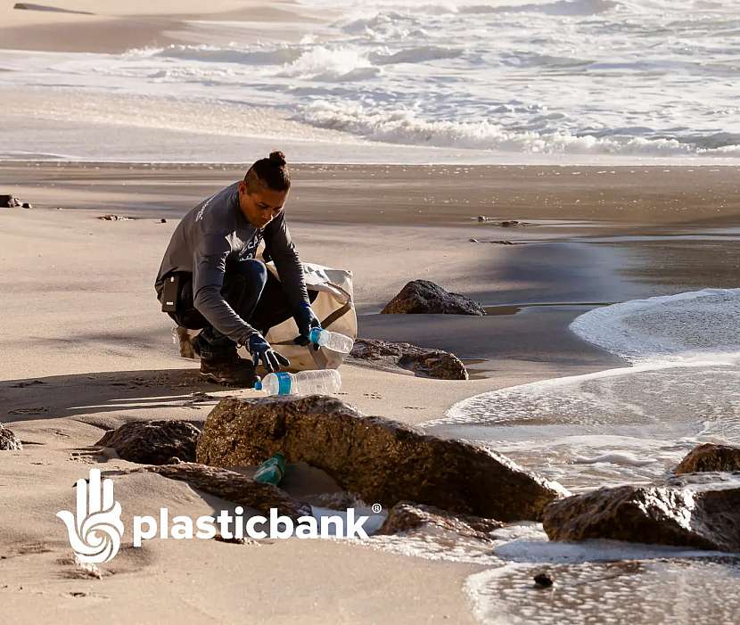 Plastic Bank se zabývá sběrem plastového odpadu z přírody