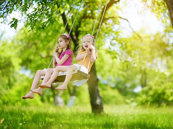 Zahradní houpačka udělá dětem radost