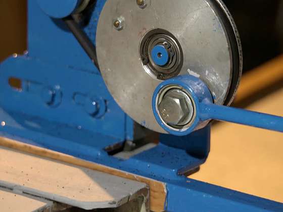 Detail motorového stroje na tlučení másla.