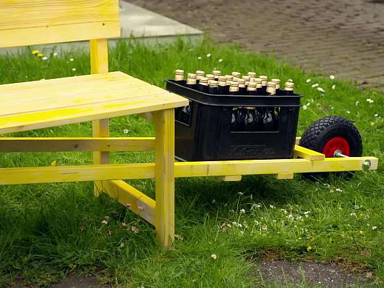 Odpočinek na zahradě na lavičce s držákem na pivo? Proč ne!