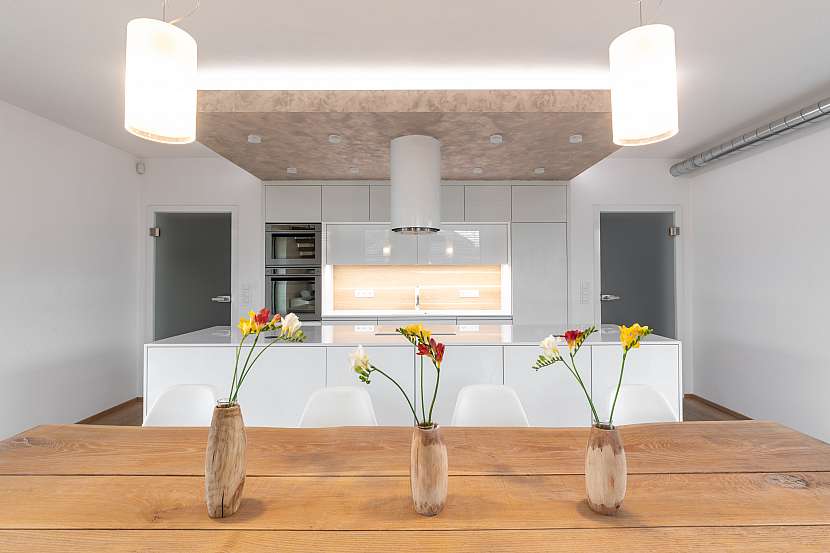 Srdcem domu a srdeční záležitostí architekta je společný prostor kuchyně, jídelny a obývacího pokoje