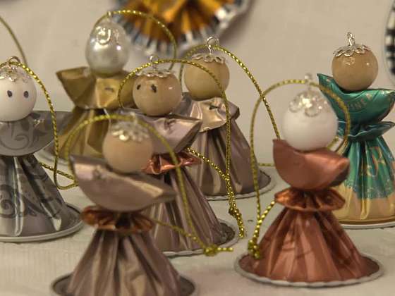 Jak se vyrábí krásné šperky z prázdných kávových kapslí