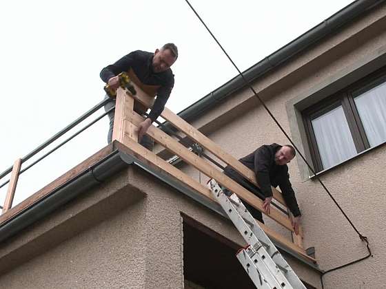 Montování opláštění balkónu