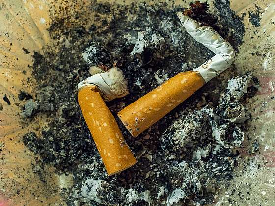 Ženy platí za každou cigaretu o 5 minut života víc než muži
