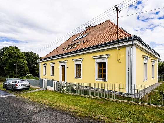 Víkendový dům u zámku má francouzská okna a venkovní kuchyň