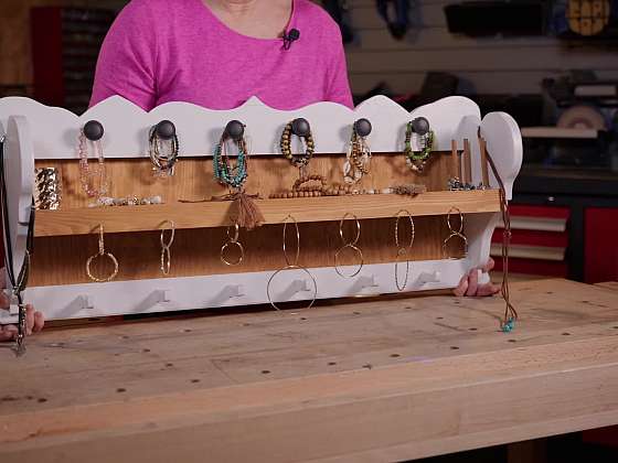 Ze staré poličky stylový věšák na šperky 