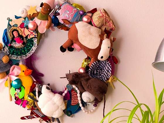 Otevřít: Jak vyrobit báječnou dekoraci do dětského pokoje: Věnec z hraček