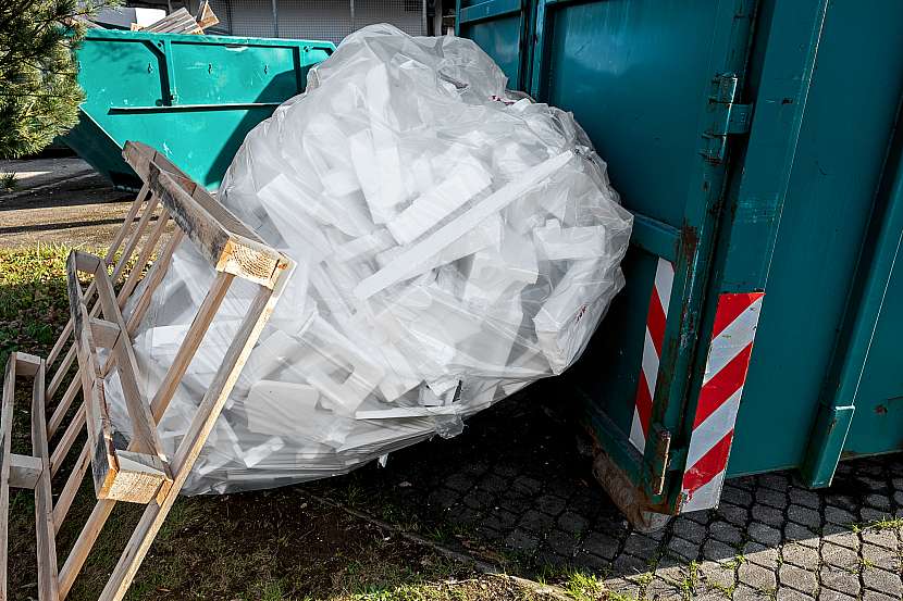 Do kontejnerů na plasty můžete ukládat veškeré druhy plastů – i polystyren