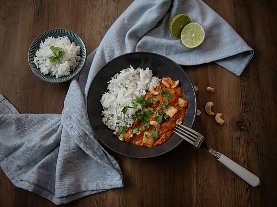 Nevíte, co k večeři? Máme pro vás recept na báječné kešu kari s kozím halloumi