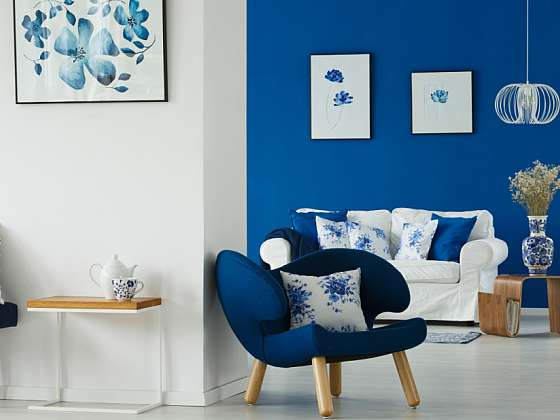 Kombinace modré a bílé barvy v obývacím pokoji