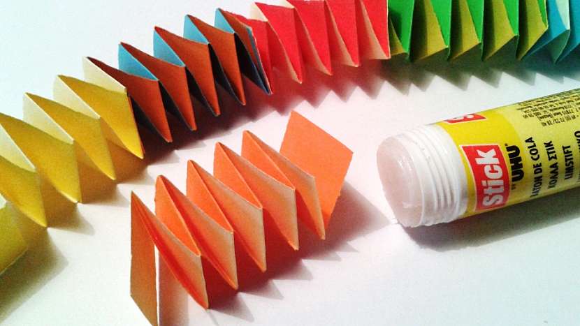 Had z papíru: barevné skládačky k sobě přilepte