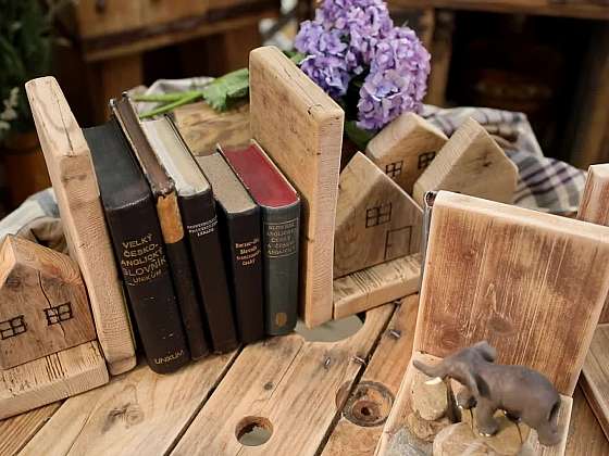 Zarážka na knížky ze starého dřeva