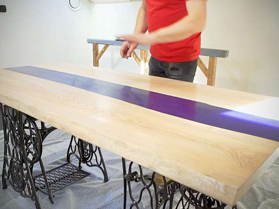 Pepa v Libovkách vyrábí jídelní stůl ze šicích strojů s řekou z pryskyřice