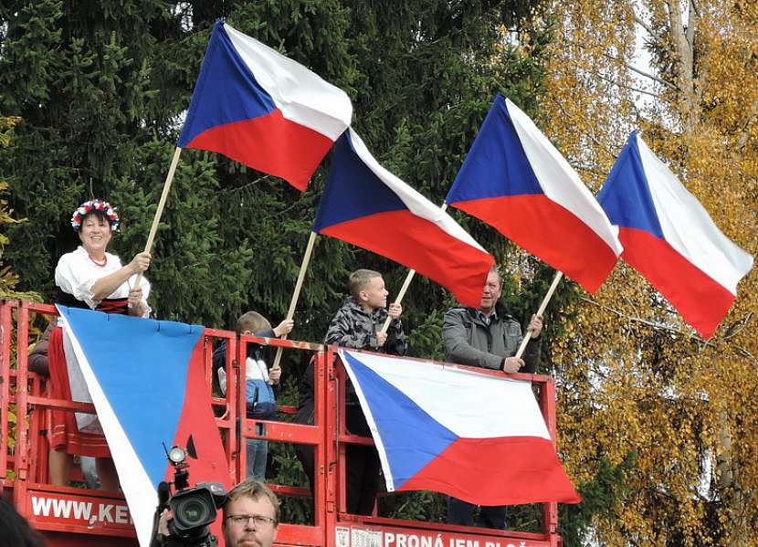 U příležitosti Českého dne s českými vlajkami byla letos pro sběratele vydána i turistická vizitka