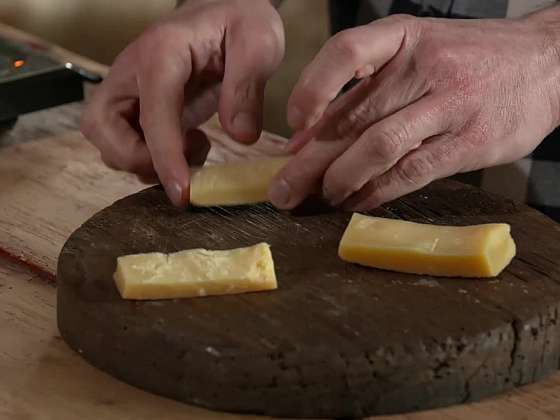 Jak zpracovat tvrdé kůrky od sýrů