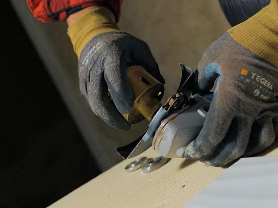 Jak vyvrtat otvor do dlažby pomocí úhlové brusky