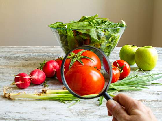 Dejte si pozor na rezidua pesticidů v rajčatech, ovoci a jiné zelenině
