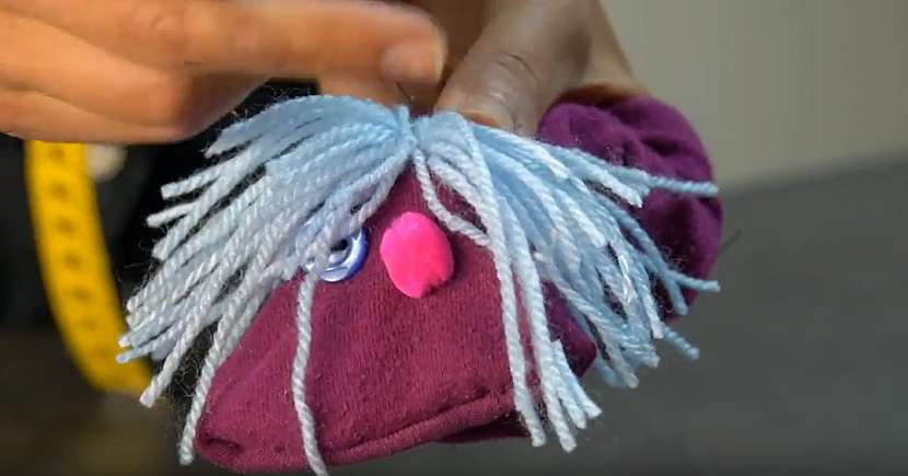 Maňásek z ponožky: přišijte vlasy