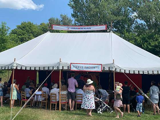 Přijíždí Cirkus Paciento! Baví děti, které musejí trávit léto v nemocnicích