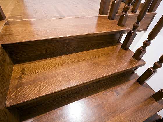 Otevřít: Dřevěné schodové nášlapy: porovnali jsme smrk, dub, jasan a modřín