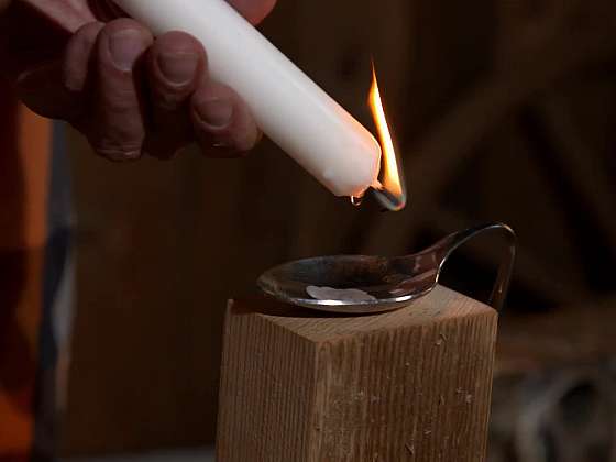 Jak vyrobit vychytaný stojan na svíčku z trámku a staré lžíce?