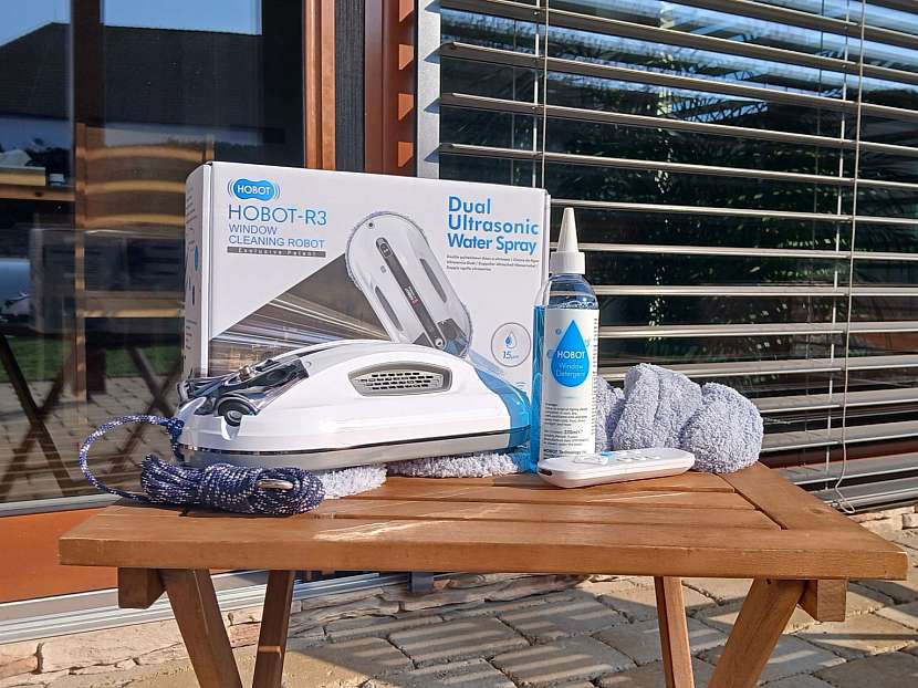 Robotický čistič oken HOBOT-R3 s unikátním systémem dvou rotačních utěrek z jemného mikrovlákna a dvou rozprašovačů vody