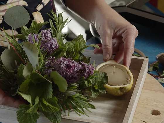Jak si vyrobit svíčku z včelího vosku s bylinkovým aranžmá