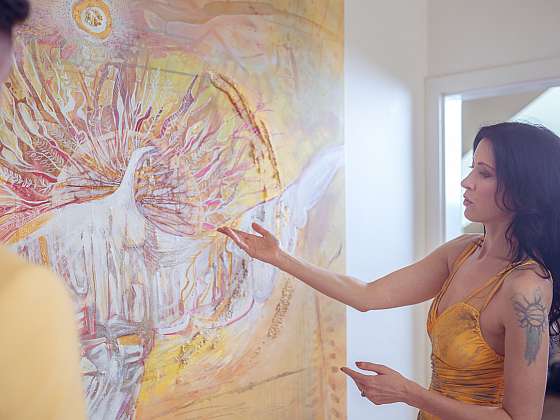 Umění, které pomáhá: Výstava Luny Isis přináší inspiraci seniorům a podporu nemocné Marii