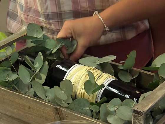 Květinový box s lahví vína