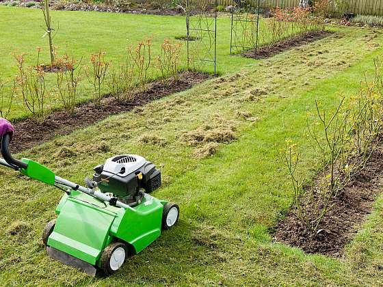 Připravte vhodnou péčí na jaře trávník na vegetační období