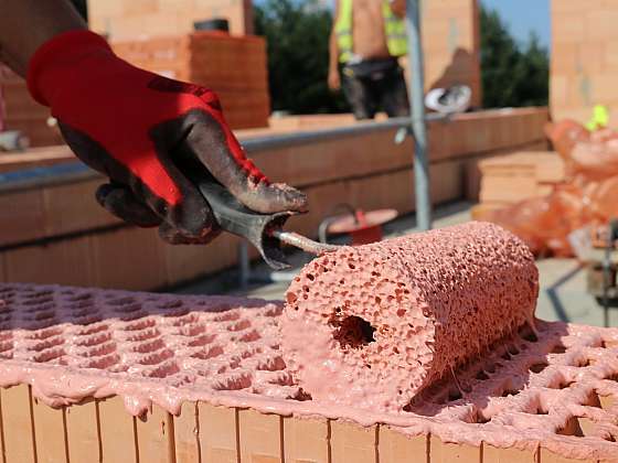 otevřít: Tenkovrstvá malta, která zrychluje stavbu. Budoucnost je tady