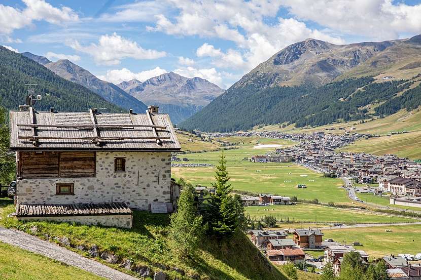 Tee agosto je turistická trasa, která vás zavede přes nádherné alpské louky, lesy a podél horských potoků. Tato trasa je zvláště oblíbená v letních měsících, kdy je příroda v plném rozkvětu a teploty jsou příjemné pro dlouhé procházky